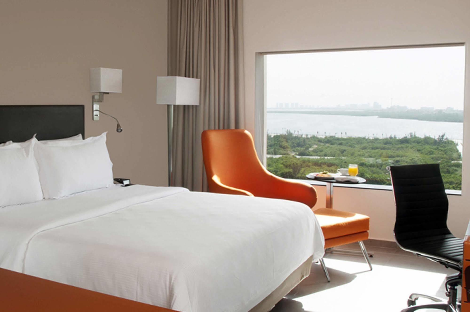 Fiesta Inn Cancun Las Americas Bagian luar foto